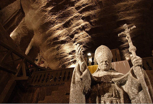 Chỉ cần quệt tay lên trần, hai bên lối đi rồi đưa lên môi, du khách sẽ cảm nhận được vị mặn của muối. Người dân nơi đây rất khâm phục sức lao động, sự sáng tạo không mệt mỏi của những người thợ mỏ Ba Lan.