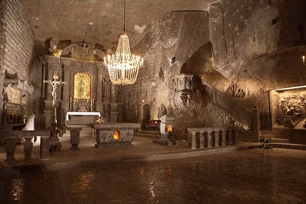 Một trong những địa điểm mà du khách không thể bỏ qua khi tới đây là nhà thờ thánh Kinga - vị thánh phù hộ cho những người thợ mỏ. Nhà thờ có chiều dài 54m, rộng 15 - 18m, cao hơn 10m và có những chùm đèn lộng lẫy màu trắng được làm bằng muối kết tinh.