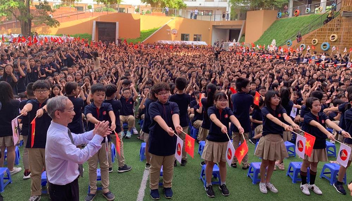 Không có những quả bóng bay nhiều màu sắc sặc sỡ được sử dụng để trang trí hay thả lên bầu trời như thường thấy mọi năm, trong lễ khai giảng diễn ra lúc 8h30 sáng ngày 5/9 tại trường Marie Curie (Hà Nội) hôm nay chỉ có những lá cờ Tổ quốc và hình ảnh bảo vệ môi trường. (Ảnh: Thùy Linh)