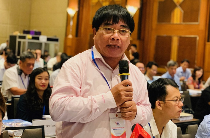 Phó giáo sư Đỗ Văn Dũng - Hiệu trưởng Trường Đại học Sư phạm Kỹ thuật Thành phố Hồ Chí Minh chia sẻ, giáo dục nghề nghiệp sẽ mãi khó khăn nếu vẫn giữ nguyên hệ thống như hiện nay. (Ảnh: Thùy Linh) Phó giáo sư Đỗ Văn Dũng - Hiệu trưởng Trường Đại học Sư phạm Kỹ thuật Thành phố Hồ Chí Minh chia sẻ, giáo dục nghề nghiệp sẽ mãi khó khăn nếu vẫn giữ nguyên hệ thống như hiện nay. (Ảnh: Thùy Linh)