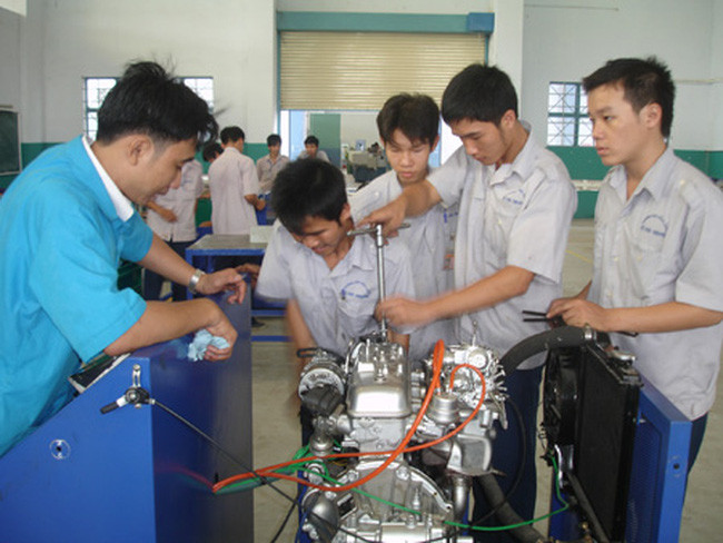 Theo báo cáo khảo sát chất lượng đào tạo kỹ thuật và dạy nghề của Tổ chức JICA (Nhật Bản) tiến hành với 76 doanh nghiệp sản xuất trong và ngoài nước, sinh viên tốt nghiệp các trường nghề có kỹ năng cơ bản, chăm chỉ, tuân thủ quy định, sử dụng thiết bị mới tương đối nhanh (Ảnh minh họa trên VTV) Theo báo cáo khảo sát chất lượng đào tạo kỹ thuật và dạy nghề của Tổ chức JICA (Nhật Bản) tiến hành với 76 doanh nghiệp sản xuất trong và ngoài nước, sinh viên tốt nghiệp các trường nghề có kỹ năng cơ bản, chăm chỉ, tuân thủ quy định, sử dụng thiết bị mới tương đối nhanh (Ảnh minh họa trên VTV)
