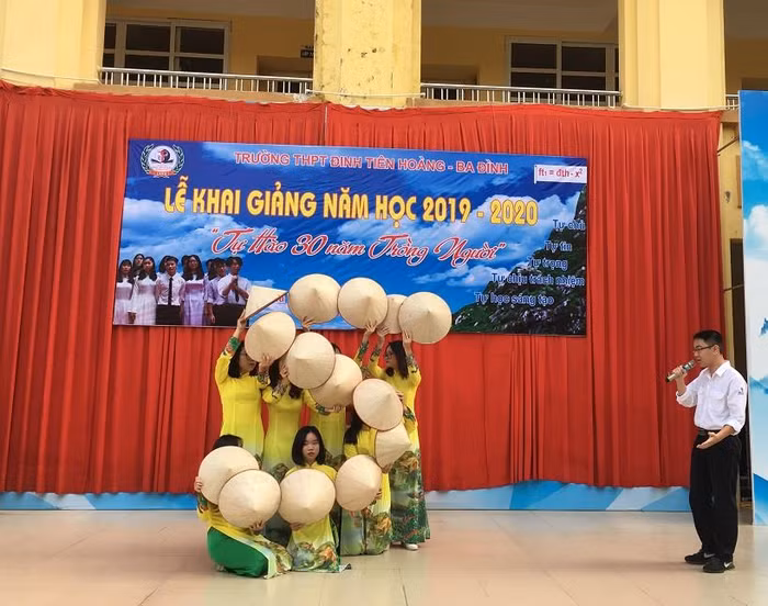 Tiết mục văn nghệ trong buổi lễ khai giảng năm học mới của trường Trung học phổ thông Đinh Tiên Hoàng