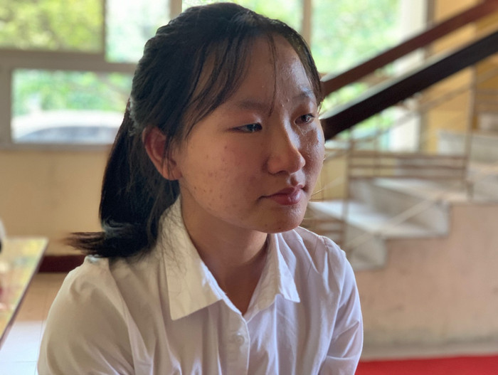 Vừa tâm sự, hai hàng nước mắt của Huệ lại chảy dài khi nhớ lại quãng thời gian đau đớn của gia đình mình khi mẹ đột ngột qua đời (Ảnh: Thùy Linh) Vừa tâm sự, hai hàng nước mắt của Huệ lại chảy dài khi nhớ lại quãng thời gian đau đớn của gia đình mình khi mẹ đột ngột qua đời (Ảnh: Thùy Linh)