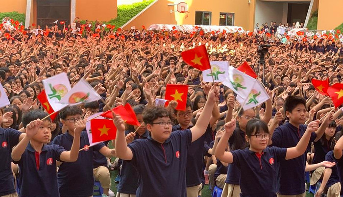 Cũng tại lễ khai giảng, trường Marie Curie đã phát động năm học mới vì môi trường, không sử dụng rác thải nhựa, túi nilon trong một số hoạt động...