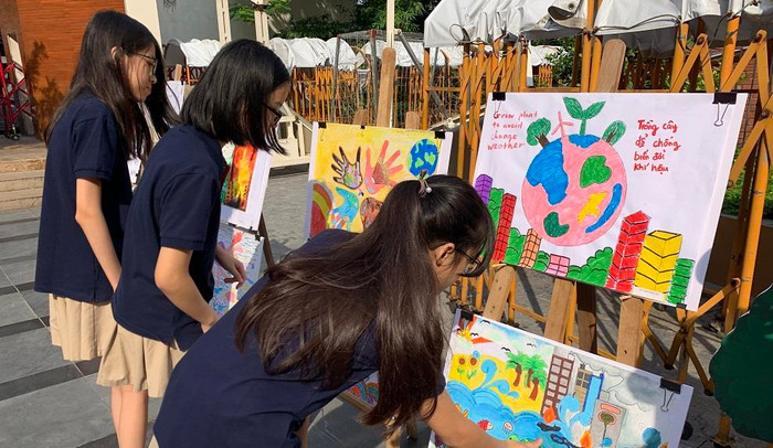 Tại trường Marie Curie, lễ khai giảng năm nay các bức tranh do học sinh vẽ với chủ đề "Save the nature" (bảo vệ thiên nhiên) và "Save the ocean" (bảo vệ đại dương) được trưng bày hai bên cổng chính. (Ảnh: Thùy Linh)