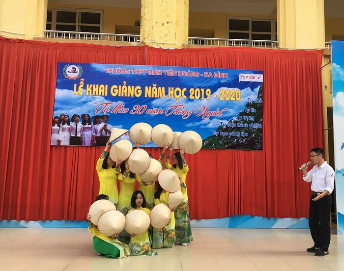 Tiết mục văn nghệ trong buổi lễ khai giảng năm học mới của trường Trung học phổ thông Đinh Tiên Hoàng Tiết mục văn nghệ trong buổi lễ khai giảng năm học mới của trường Trung học phổ thông Đinh Tiên Hoàng