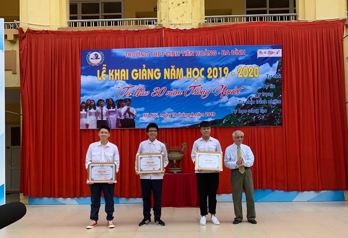 Đại diện 3 lớp đạt chuẩn lớp học hạnh phúc nhận bằng khen từ thầy Nguyễn Tùng Lâm Đại diện 3 lớp đạt chuẩn lớp học hạnh phúc nhận bằng khen từ thầy Nguyễn Tùng Lâm