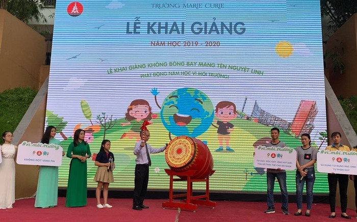 Thầy Khang đánh hồi trống khai giảng năm học mới (Ảnh: Thùy Linh)