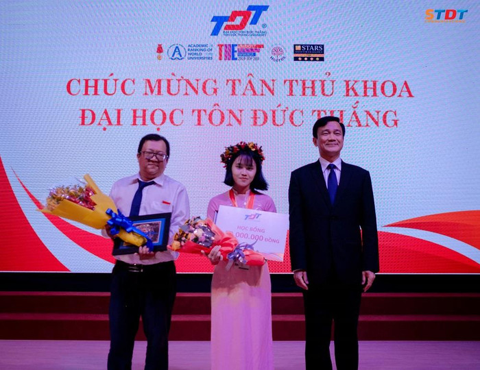 Lãnh đạo Nhà trường tặng học bổng cho thủ khoa đầu vào Khóa 23 (Ảnh: TDTU)