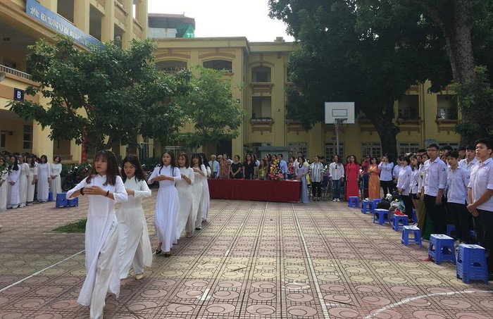 Thầy và trò nhà trường cùng dâng hương tưởng nhớ Người anh hùng dân tộc Đinh Tiên Hoàng trong ngày khai giảng. Thầy và trò nhà trường cùng dâng hương tưởng nhớ Người anh hùng dân tộc Đinh Tiên Hoàng trong ngày khai giảng.