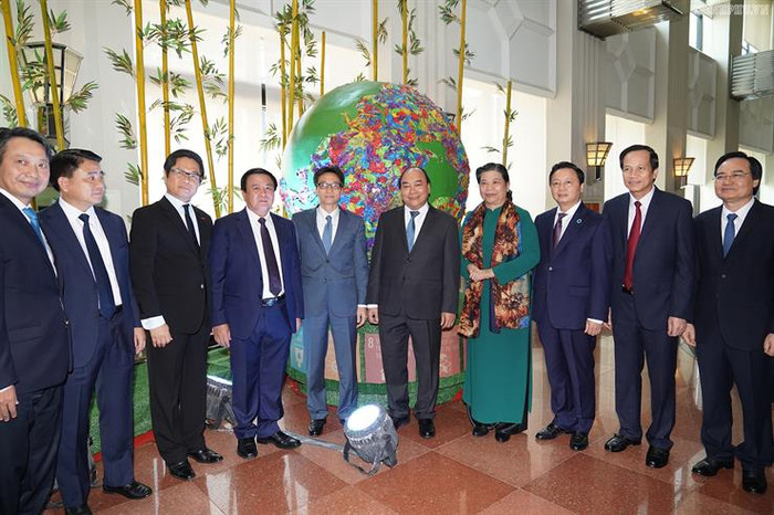 Thủ tướng Nguyễn Xuân Phúc, Phó Chủ tịch thường trực Quốc hội Tòng Thị Phóng, Phó Thủ tướng Vũ Đức Đam và lãnh đạo bộ, ngành, thành phố Hà Nội tham dự Hội nghị. Ảnh: VGP/Quang Hiếu Thủ tướng Nguyễn Xuân Phúc, Phó Chủ tịch thường trực Quốc hội Tòng Thị Phóng, Phó Thủ tướng Vũ Đức Đam và lãnh đạo bộ, ngành, thành phố Hà Nội tham dự Hội nghị. Ảnh: VGP/Quang Hiếu