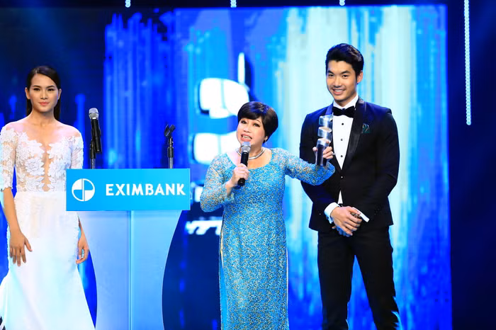 Mấy chục năm lao động nghệ thuật miệt mài đã được đền đáp khi lần đầu tiên được bình chọn vào top 3 thì nữ diễn viên này đã được trao ngay chiếc cúp danh giá với 1411 bình chọn, vượt qua Thanh Ngọc và Mai Phương.