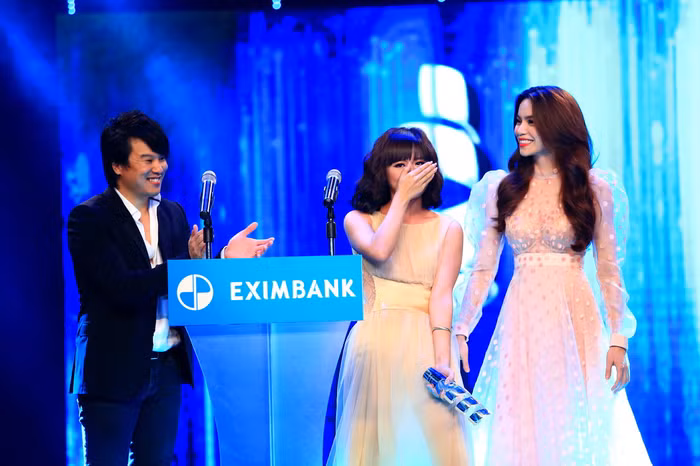 Hạnh phúc khi lần thứ hai được tỏa sáng trên sân khấu, Văn Mai Hương đã không thể kìm được nước mắt.