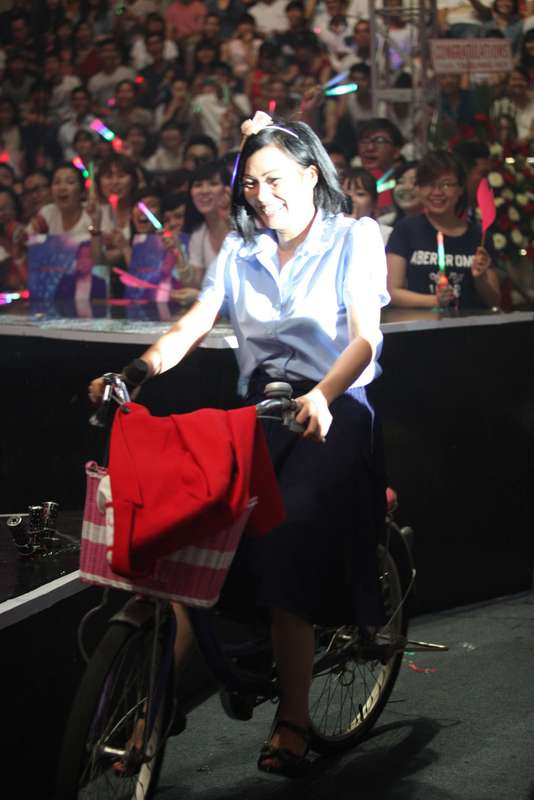 Nữ ca sỹ Phương Thanh xuất hiện với trang phục học sinh mượn từ bé Gà Nữ ca sỹ Phương Thanh xuất hiện với trang phục học sinh mượn từ bé Gà