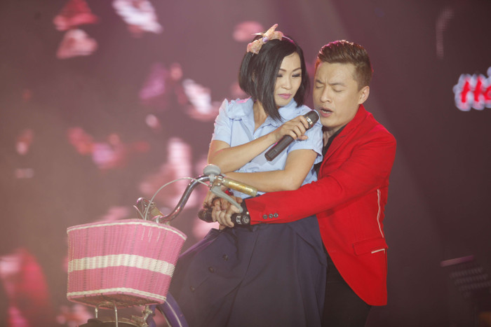 Phương Thành chở Lam Trường phía sau xe và cả hai song ca vô cùng tình tứ, ngọt ngào. Phương Thành chở Lam Trường phía sau xe và cả hai song ca vô cùng tình tứ, ngọt ngào.