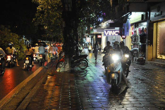 Do cây bị đổ, các phương tiện chỉ lưu thông được một chiều cho nên giao thông rất lộn xộn. Do cây bị đổ, các phương tiện chỉ lưu thông được một chiều cho nên giao thông rất lộn xộn.