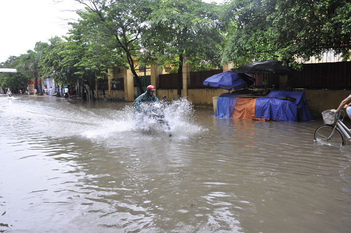 Những đợt sóng dữ dội xuất hiện khi những chiếc ôtô đi qua Những đợt sóng dữ dội xuất hiện khi những chiếc ôtô đi qua