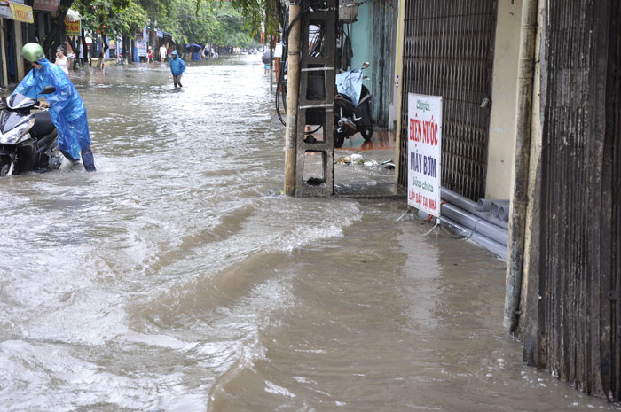"Sóng" ập vào nhà dân "Sóng" ập vào nhà dân