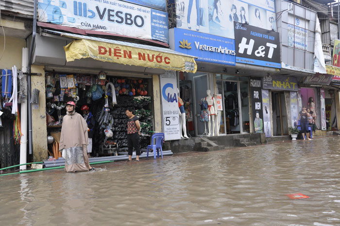 Trời mưa cửa hàng điện nước chiếm ưu thế so với các của hàng khác. Trời mưa cửa hàng điện nước chiếm ưu thế so với các của hàng khác.