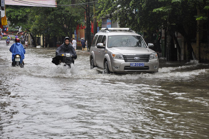 Các phương tiện lưu thông trên đường Trần Bình gặp rất nhiều khó khăn Các phương tiện lưu thông trên đường Trần Bình gặp rất nhiều khó khăn