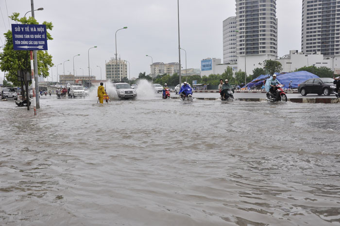 Trên tuyến đường Phạm Hùng nhiều đoạn cũng ngập úng cục bộ, các phương tiện lưu thông qua đây cũng gặp rất nhiều khó khăn. Trên tuyến đường Phạm Hùng nhiều đoạn cũng ngập úng cục bộ, các phương tiện lưu thông qua đây cũng gặp rất nhiều khó khăn.