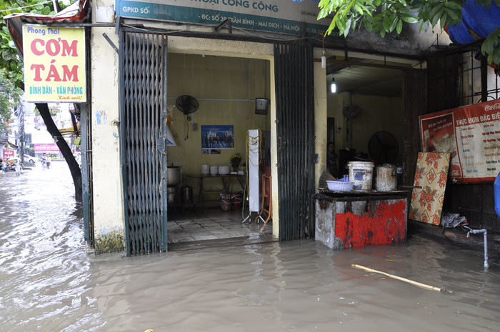 Nước tràn vào nhà và quán cơm ngừng bán hàng Nước tràn vào nhà và quán cơm ngừng bán hàng