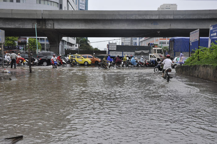 Điểm ngập úng ngay trước cổng vào bến xe khách Mỹ Đình. Điểm ngập úng ngay trước cổng vào bến xe khách Mỹ Đình.