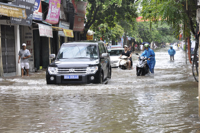 Một vài xe máy và ôtô vẫn liều lĩnh vượt qua biển nước. Một vài xe máy và ôtô vẫn liều lĩnh vượt qua biển nước.