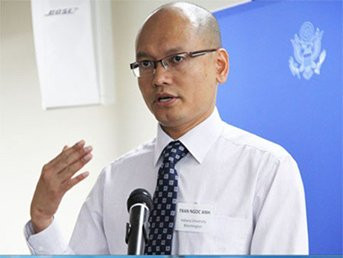 Phó Giáo sư - Tiến sĩ Trần Ngọc Anh, Đại học Indiana (Mỹ) một trong 5 nhà khoa học đến từ các trường đại học nước ngoài. - Ảnh: Đức Tâm, Báo Sài Gòn Tiếp Thị Phó Giáo sư - Tiến sĩ Trần Ngọc Anh, Đại học Indiana (Mỹ) một trong 5 nhà khoa học đến từ các trường đại học nước ngoài. - Ảnh: Đức Tâm, Báo Sài Gòn Tiếp Thị