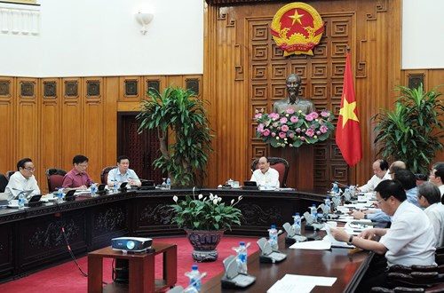 Thủ tướng Nguyễn Xuân Phúc làm việc với tổ tư vấn và lắng nghe các ý kiến, phân tích toàn diện của các nhà tư vấn. ảnh: VGP. Thủ tướng Nguyễn Xuân Phúc làm việc với tổ tư vấn và lắng nghe các ý kiến, phân tích toàn diện của các nhà tư vấn. ảnh: VGP.