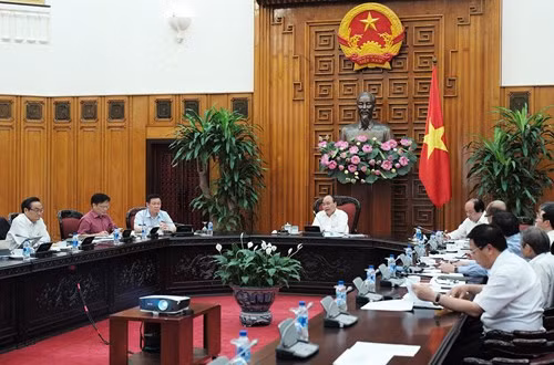 Thủ tướng Nguyễn Xuân Phúc làm việc với tổ tư vấn và lắng nghe các ý kiến, phân tích toàn diện của các nhà tư vấn. ảnh: VGP. Thủ tướng Nguyễn Xuân Phúc làm việc với tổ tư vấn và lắng nghe các ý kiến, phân tích toàn diện của các nhà tư vấn. ảnh: VGP.