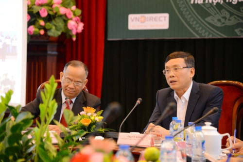 Tiến sĩ Vũ Bằng (ảnh phải) từng là Chủ tịch Ủy ban chứng khoán Nhà nước. Ông được coi là người đã đi cùng thị trường chứng khoán Việt Nam từ những ngày đầu tiên cách đây 20 năm đến khi nghỉ hưu tháng 5 vừa qua. (Ảnh: Báo Nhân Dân) Tiến sĩ Vũ Bằng (ảnh phải) từng là Chủ tịch Ủy ban chứng khoán Nhà nước. Ông được coi là người đã đi cùng thị trường chứng khoán Việt Nam từ những ngày đầu tiên cách đây 20 năm đến khi nghỉ hưu tháng 5 vừa qua. (Ảnh: Báo Nhân Dân)