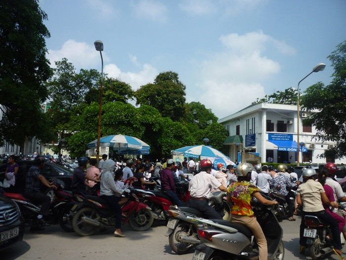 Bệnh viện Bạch Mai là tuyến viện trên cuối cùng của toàn miền Bắc nên lúc nào cũng trong tình trạng quá tải và phải hoạt động hết công suất để đáp ứng nhu cầu khám chữa bệnh của nhân dân. Số lượng bệnh nhân đổ về lớn, Bệnh viện Bạch Mai từ lâu đã trở thành nỗi "ám ảnh" của người bệnh và người nhà bệnh nhân. Bệnh viện Bạch Mai là tuyến viện trên cuối cùng của toàn miền Bắc nên lúc nào cũng trong tình trạng quá tải và phải hoạt động hết công suất để đáp ứng nhu cầu khám chữa bệnh của nhân dân. Số lượng bệnh nhân đổ về lớn, Bệnh viện Bạch Mai từ lâu đã trở thành nỗi "ám ảnh" của người bệnh và người nhà bệnh nhân.