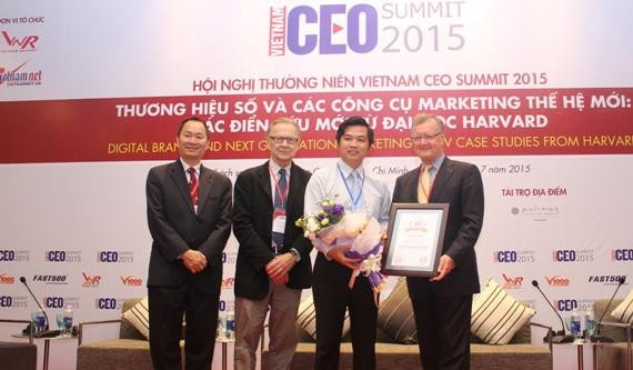 TGĐ Tập đoàn Hoàng Anh Gia Lai Võ Trường Sơn nhận chứng nhận từ Giáo sư John A. Quelch Trường Kinh doanh Harvard