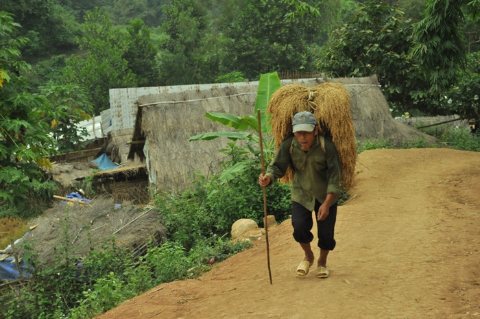 Đường đi từ cổng xuống trường cũng gian nan không kém Đường đi từ cổng xuống trường cũng gian nan không kém