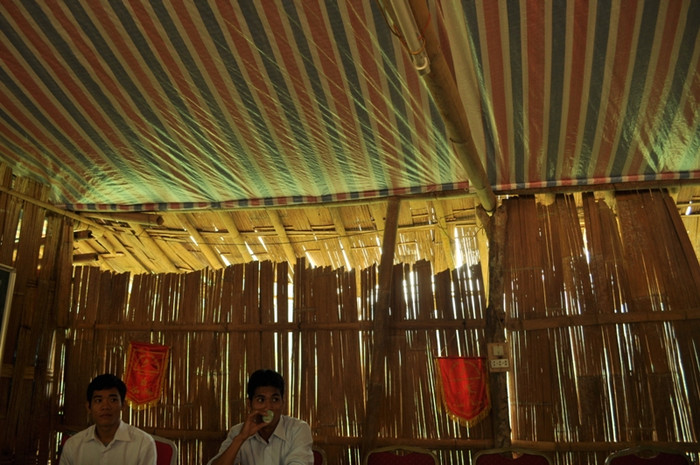 Mỗi năm thay bạt che một lần... Mỗi năm thay bạt che một lần...