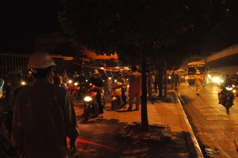 Vụ tai nạn khiến người đi đường phải đi lên cả vỉa hè Vụ tai nạn khiến người đi đường phải đi lên cả vỉa hè