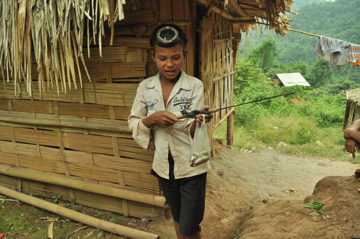 Em Chảo San Kiêm (học sinh lớp 6 trường THCS Pa Tần) bên chiến lợi phẩm của mình Em Chảo San Kiêm (học sinh lớp 6 trường THCS Pa Tần) bên chiến lợi phẩm của mình