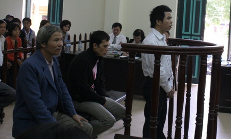 Ba bị cáo Quang Anh, Đình Trọng và Tiến Phùng trước vành móng ngựa