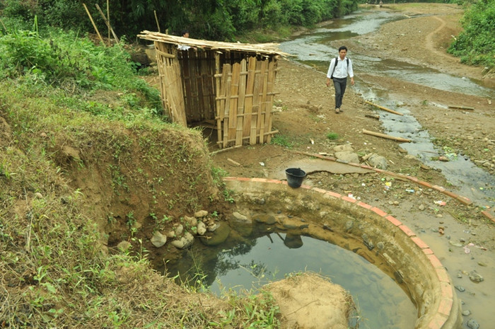 Nhà tắm bên cạnh chiếc giếng nước ăn Nhà tắm bên cạnh chiếc giếng nước ăn