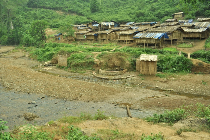 Nhưng đến mùa lũ thì nó thực sự là một khó khăn lớn khi các em tới trường Nhưng đến mùa lũ thì nó thực sự là một khó khăn lớn khi các em tới trường