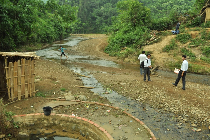Khi con suối này cạn thì như thế này Khi con suối này cạn thì như thế này