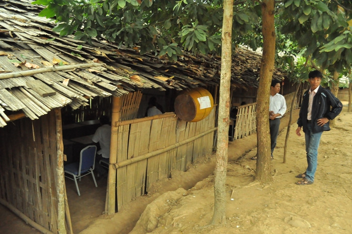 Phòng họp hội đồng khác lớp học ở điểm có chiếc trống treo bên ngoài Phòng họp hội đồng khác lớp học ở điểm có chiếc trống treo bên ngoài