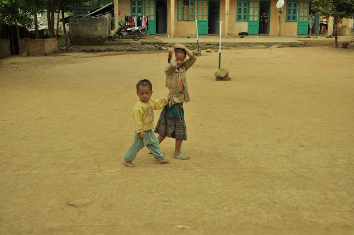 Đi học phải mang theo cả em đi cùng để... bố mẹ đi làm Đi học phải mang theo cả em đi cùng để... bố mẹ đi làm