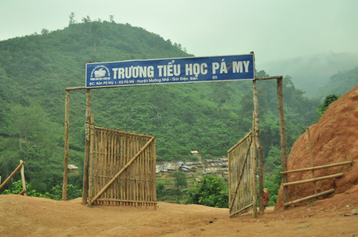 Đi hơn 500 mét đường núi, cuối cùng cổng trường cũng hiện ra Đi hơn 500 mét đường núi, cuối cùng cổng trường cũng hiện ra