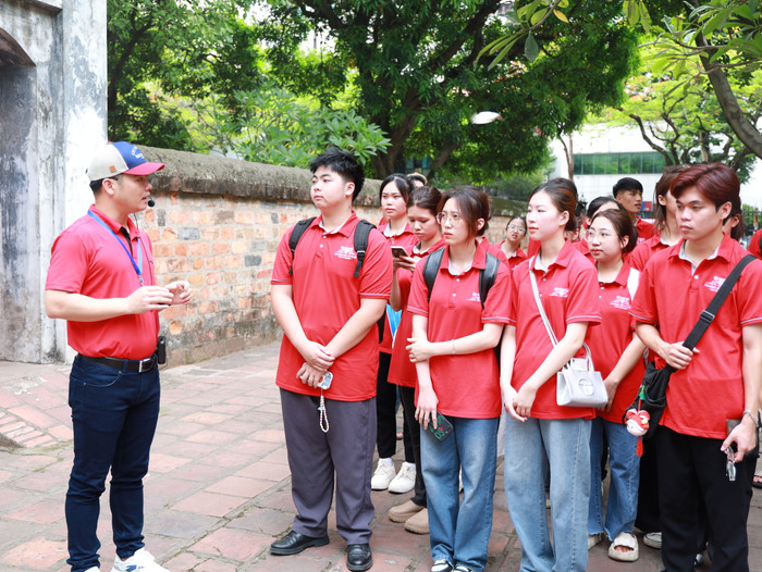 Sinh viên Trường Cao đẳng Việt Mỹ Hà Nội trong buổi tham quan di tích lịch sử (Ảnh: NTCC). IMG_0180.JPG