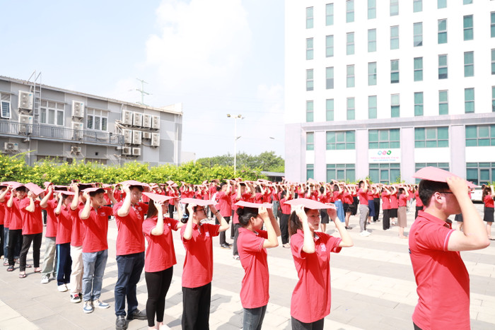 Sinh viên và giảng viên Trường Cao đẳng Việt Mỹ Hà Nội tham gia xếp hình lá cờ Việt Nam nhân kỷ niệm 79 năm ngày Quốc khánh nước Cộng hòa Xã hội Chủ nghĩa Việt Nam. IMG_4460.JPG
