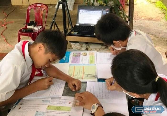 Trong khi nhiều học sinh ở các tỉnh, thành khó khăn không có máy tính để học tập thì hàng chục tỷ đồng hỗ trợ của chương trình "máy tính cho em" vẫn bị ngâm trong ngân hàng.Ảnh: AN Trong khi nhiều học sinh ở các tỉnh, thành khó khăn không có máy tính để học tập thì hàng chục tỷ đồng hỗ trợ của chương trình "máy tính cho em" vẫn bị ngâm trong ngân hàng.Ảnh: AN