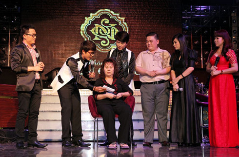 Đông đảo nghệ sĩ đã tổ chức đêm nhạc gây quỹ hỗ trợ cho nghệ sĩ Hoàng Lan hồi tháng 12/2013, nhằm giúp chị phần nào vượt qua sự đau đớn chống chọi với bệnh tật. Đông đảo nghệ sĩ đã tổ chức đêm nhạc gây quỹ hỗ trợ cho nghệ sĩ Hoàng Lan hồi tháng 12/2013, nhằm giúp chị phần nào vượt qua sự đau đớn chống chọi với bệnh tật.