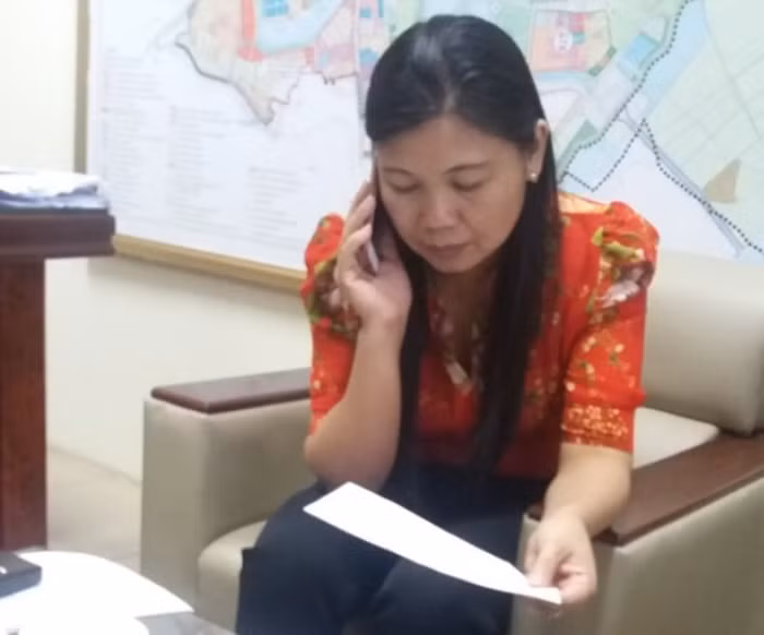 Bà Đồng Thị Như Hoa, Phó Ban bồi thường GPMB quận Hoàng Mai trong buổi làm việc với phóng viên. Ảnh Trần Việt. Bà Đồng Thị Như Hoa, Phó Ban bồi thường GPMB quận Hoàng Mai trong buổi làm việc với phóng viên. Ảnh Trần Việt.